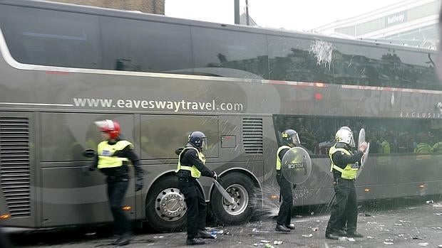 El brutal ataque al bus del United, desde dentro