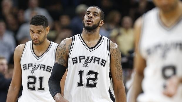 Los jugadores de los Spurs tras la derrota