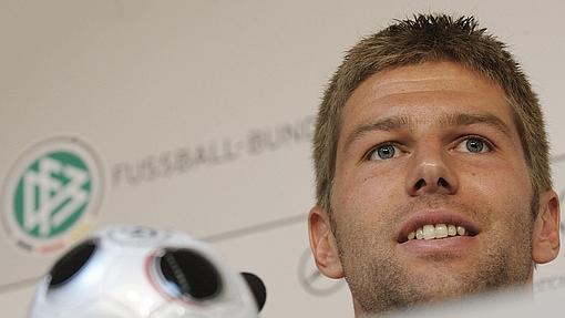 Thomas Hitzlsperger jugó con Alemania la final de la Eurocopa ante la España de Luis Aragonés.