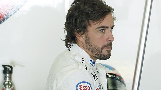 Fernando Alonso, en el garaje de McLaren