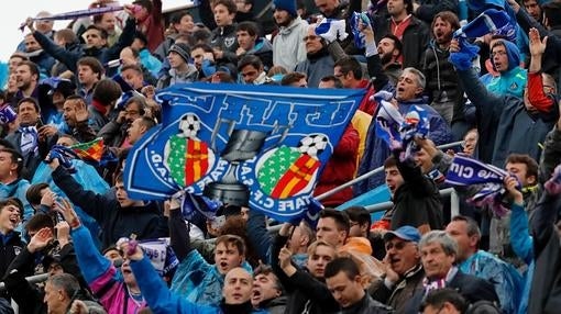 Los aficionados del Getafe en su partido ante el Sporting