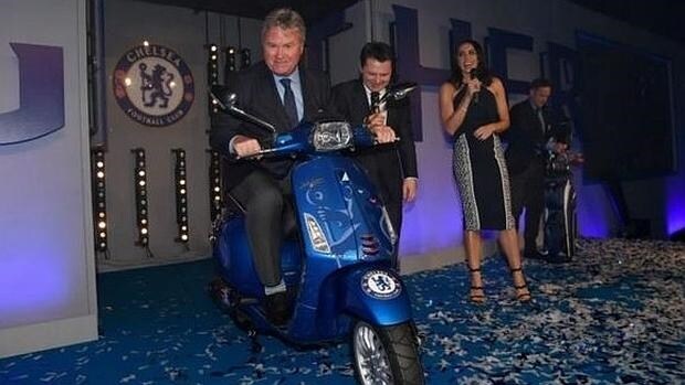 El curioso regalo del Chelsea a Hiddink