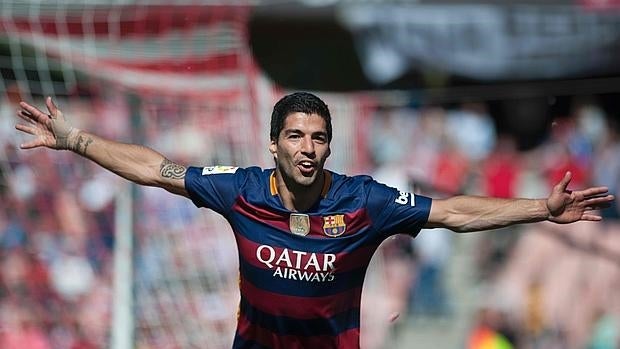 Luis Suárez celebra un gol anotado frente al Granada