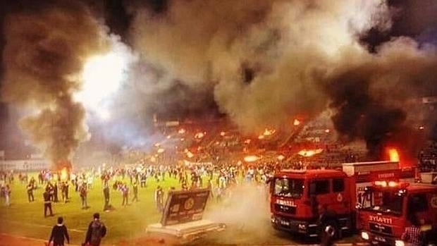 Los hinchas incendiaron su propio estadio en distintos puntos