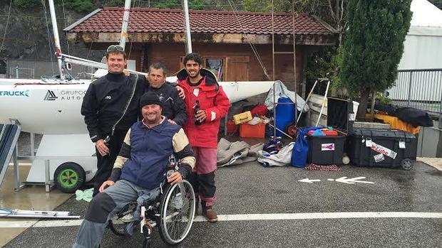 Arturo Montes, junto al resto de miembros del equipo, celebrando la clasificación olímpica