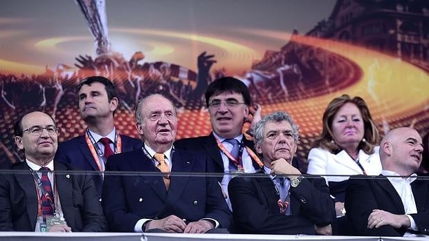 Don Juan Carlos, en el palco del St. Jakob-Park