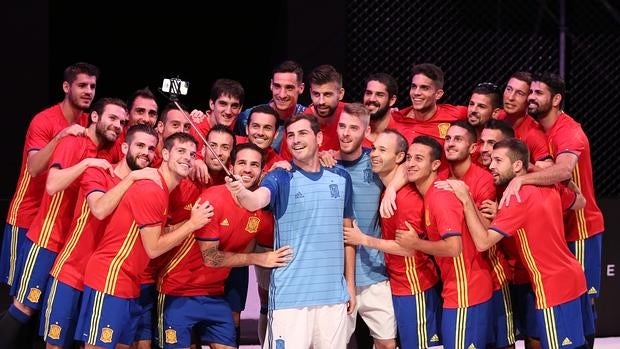 La selección en la presentación de su camiseta oficial