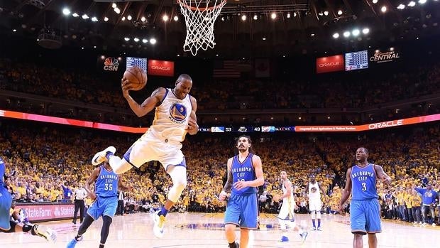 La estrambótica canasta de Iguodala ante los Thunder