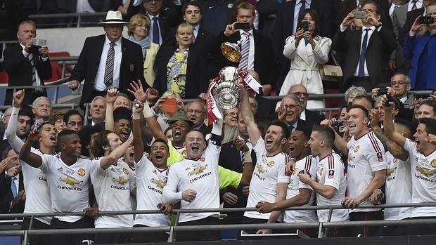 Los jugadores del Manchester United celebran la conquista de la FA Cup