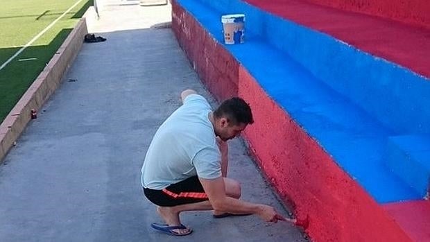 El presidente del Atlético Saguntino, en plena faena