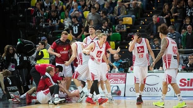 Los jugadores del CAI, tras la victoria en Bilbao