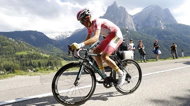 La maglia rosa, Steven Kruijswijk, durante la cronoescalada