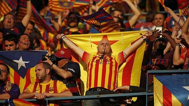 Aficionados del Barcelona, en las gradas del Vicente Calderón