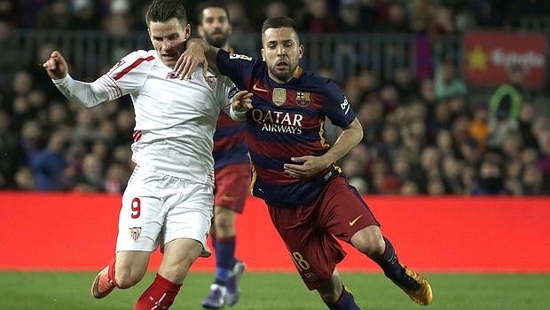 Gameiro y Jordi Alba pugnan por el balón en el partido de Liga en el Camp Nou