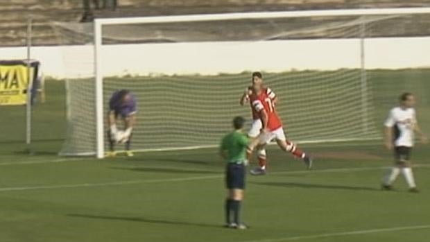 Javi Flores celebra el gol marcado a Mikel Pagola