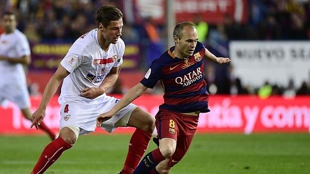 Iniesta trata de irse de Krychowiak