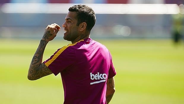 Alves, en un entrenamiento con el Barcelona