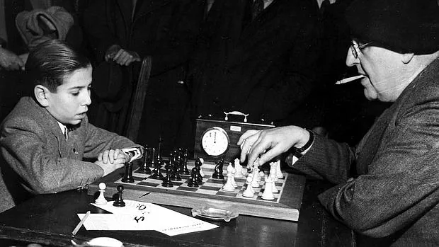 En Londres, en 1946, Arturito Pomar juega contra el ruso Ossip Bernstein