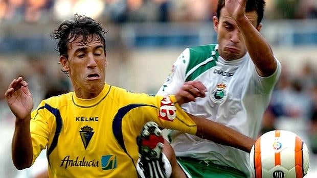 El cadista Oli y el racinguista Casquero, en un duelo de Liga de 2005