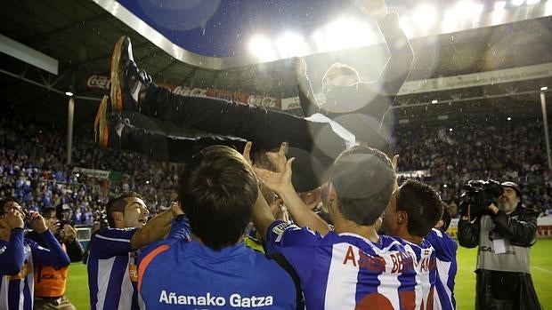 El equipo celebra el ascenso en Mendizorroza