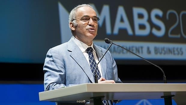 Kasparov: «Los ordenadores han secuestrado a los jóvenes»