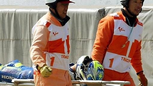 Daijiro Kato, evacuado tras su caída en Suzuka