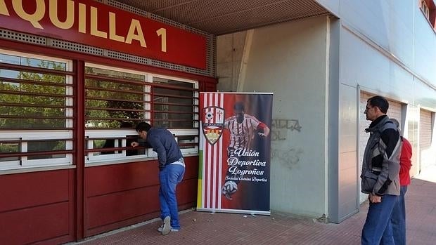 Seguidores del UD Logroñés comprando entradas en las taquillas de Las Gaunas