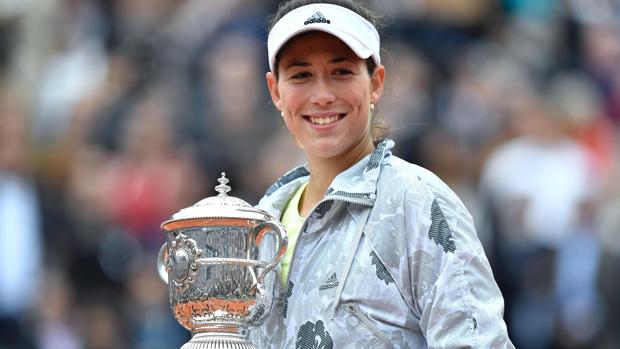 La tenista española sostiene la Copa Suzanne Lenglen, que le acredita como campeona de Roland Garros 2016