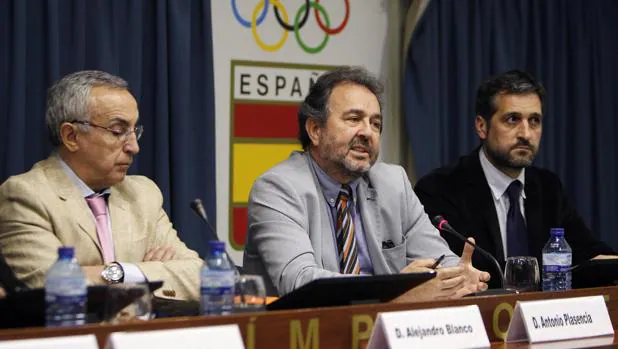 Alejandro Blanco (izq) junto a dos expertos sobre el virus zika