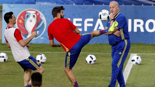 Del Bosque observa a Piqué en un entrenamiento de la selección