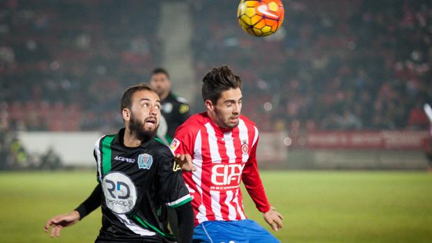 Deivid pugna con Sobrino en el Girona-Córdoba de la primera vuelta en Montilivi