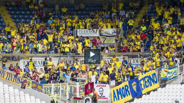 VÍDEO: La afición del Cádiz CF toma Santander