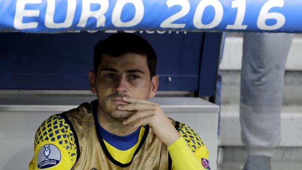 Casillas en el banquillo de los suplentes durante el España-República Checa