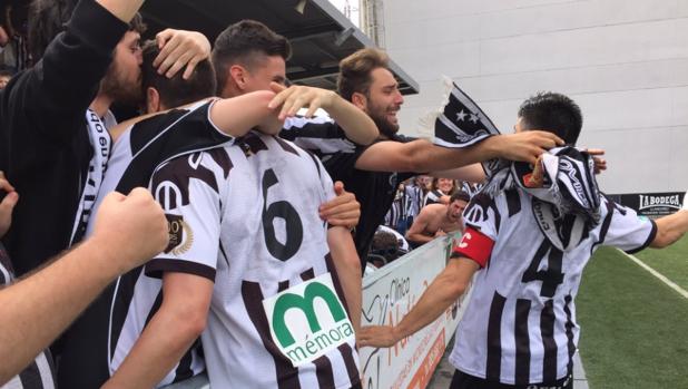 Los jugadores del Haro Deportivo celebran un gol en un partido del playoff de ascenso a Segunda B