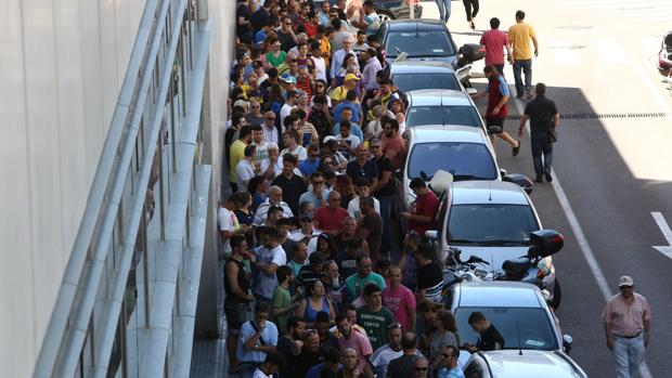 Enormes colas en Carranza para ver el Cádiz CF-Hércules