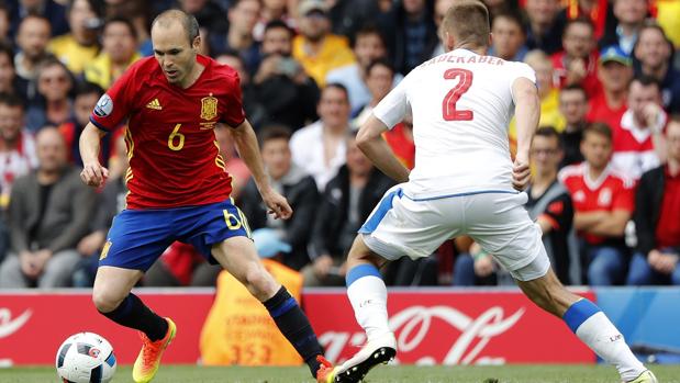 Iniesta, en un quiebro ante el checo Kaderabek