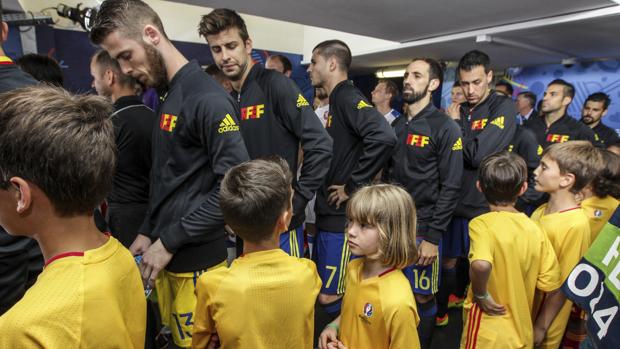 Ariadna y Piqué, momentos antes de salir al terreno de juego de Toulouse