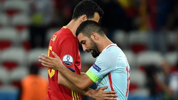 Arada Turan, consolado por Sergio Busquets al término del partido