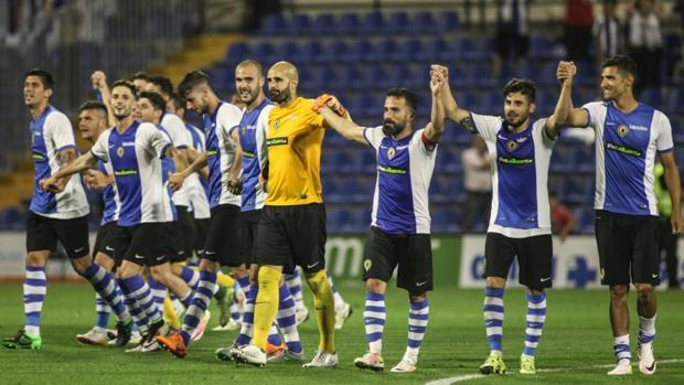 Los jugadores del Hércules saludan a sus aficionados