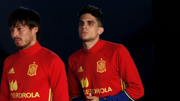 David Silva y Marc Bartra, a su llegada a la rueda de prensa