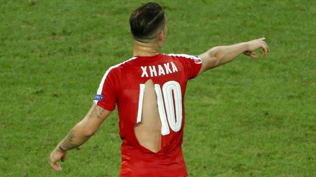 El jugador suizo Granit Xhaka, en un momento del partido con la camiseta rota