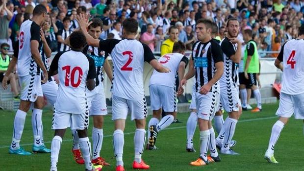 Los jugadores del Castellón celebran un gol en el partido de ida ante el Gavá