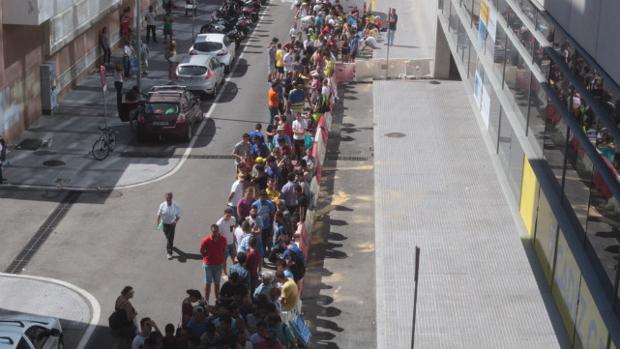 Colas de esperanza en las taquillas de Carranza