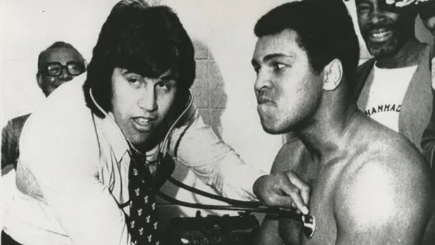 Alfredo Evangelista ausculta a Muhammad Ali y le agarra un «michelín»