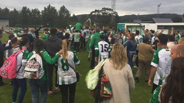 Jugadores y aficionados del Sanluqueñoz celebran el ascenso ante el Cerceda