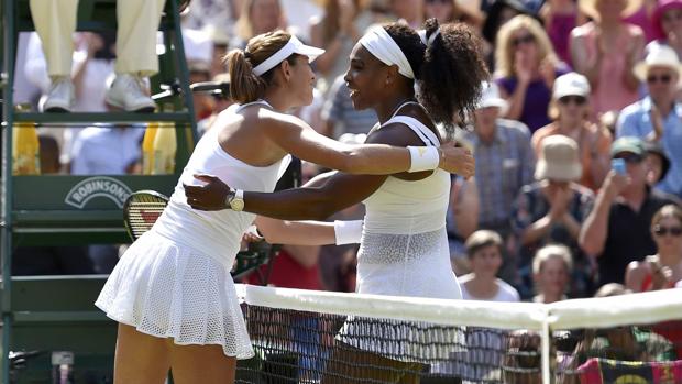 Muguruza felicita a Serena Williams tras la final de Wimbledon 2015