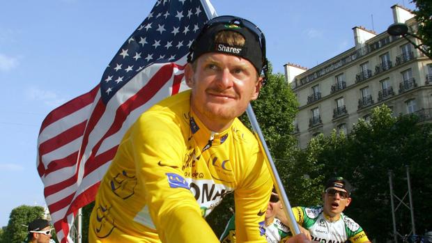 Landis cuando celebraba su triunfo en el Tour 2006, que luego perdió