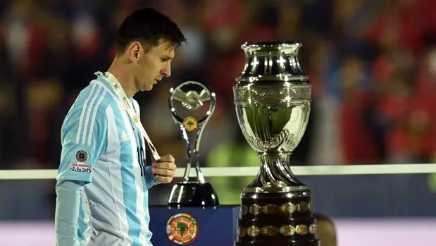 Messi pasa por delante del trofeo de campeón de América tras caer frente a Chile en 2015