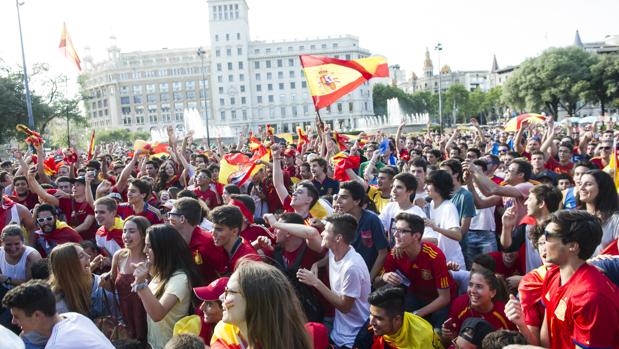 Denunciados por ver a España en una pantalla gigante en Barcelona