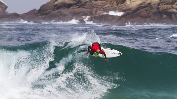 Buenas olas en la playa de Doniños